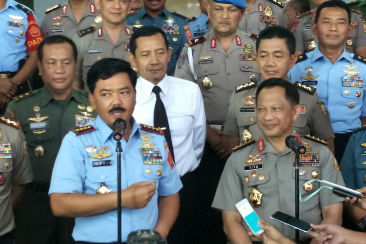 Panglima TNI Marsekal Hadi Tjahjanto dan Kepala Polri Jenderal Tito Karnavian bersama sejumlah pejabat tinggi TNI-Polri saat memberikan keterangan pers di Markas Besar TNI, Cilangkap, Jakarta Timur, Senin (11/12/2017).