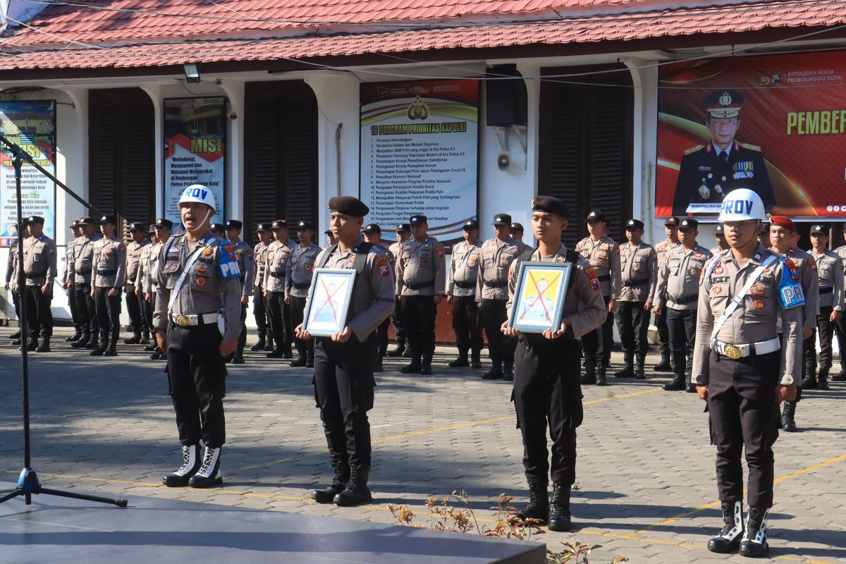 Upacara pemecatan dua anggota Polres Probolinggo Kota.