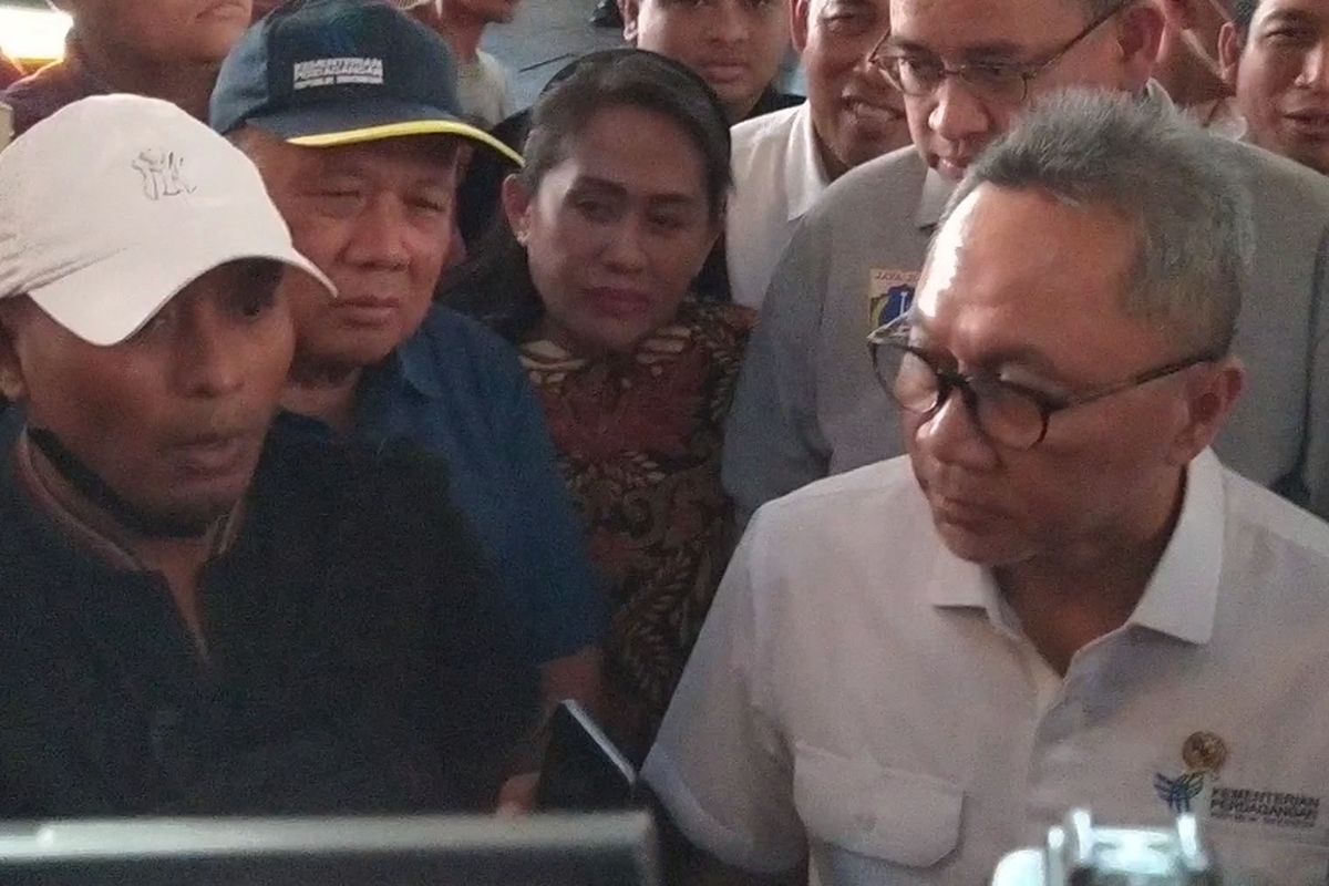 Menteri Perdagangan Zulkifli Hasan saat mengunjungi Blok A Pasar Tanah Abang, Jakarta Pusat, pada Kamis (28/9/2023) siang.