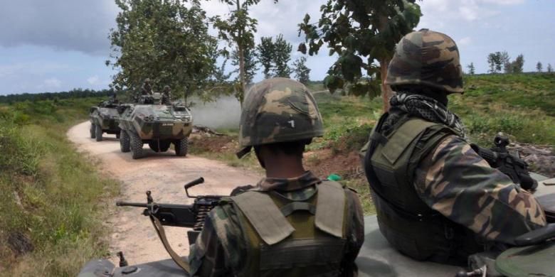 Foto ini diambil 8 Maret 2013 menampilkan pasukan Malaysia yang berpatroli di desa Tanduo, Sabah mengejar pasukan bersenjata Sulu.