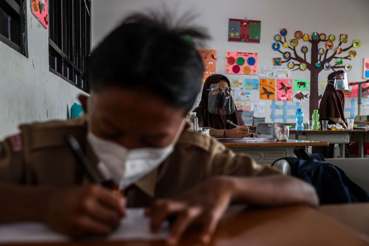 Sejumlah murid mengikuti uji coba pembelajaran tatap muka di SDN 03 Palmerah, Jakarta Barat, Rabu (7/4/2021). Pemprov DKI Jakarta melakukan uji coba pembelajaran tatap muka terbatas di 85 sekolah dari jenjang SD hingga SMA mulai 7 April hingga 29 April 2021 dengan kapasitas dalam ruangan maksimum 50 persen dan penerapan protokol kesehatan yang ketat.