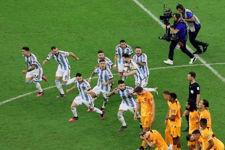 Pemain Argentina saat berselebrasi seusai memenangi pertandingan melawan Belanda lewat adu penalti di babak perempat final Piala Dunia 2022. Laga Belanda vs Argentina diselenggarakan di Stadion Lusail pada Sabtu (10/12/2022). Dalam foto ini, Messi tampak tidak ikut meledek pemain Belanda. (Photo by Elsa/Getty Images) (Photo by ELSA / GETTY IMAGES EUROPE / Getty Images via AFP)