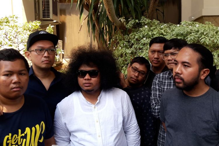 Komika Babe Cabiita bersama Komunitas Stand Up Indo menyambangi Kejaksaan Negeri Jakarta Pusat, Senin (7/8/2017), untuk mendukung rekannya komika Acho yang terjerat kasus dugaan pencemaran nama baik.