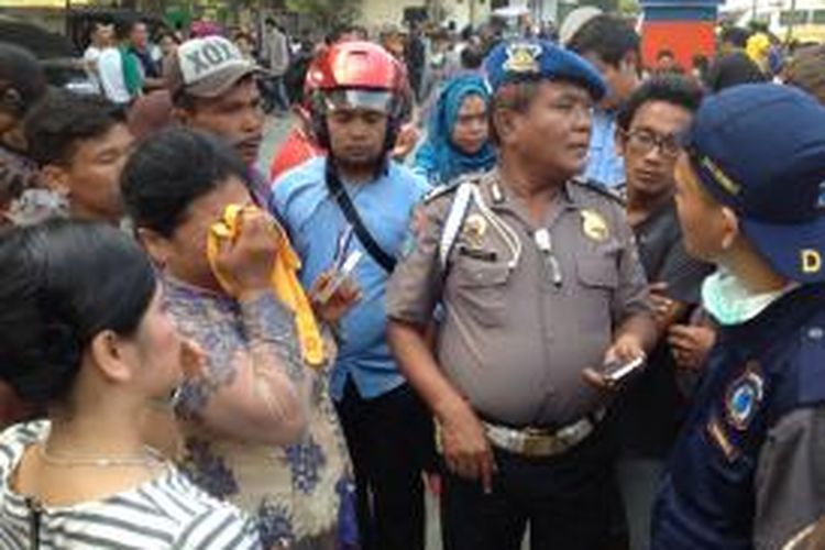 Brigadir Polisi S Sihombing bersama istrinya mendatangi Posko Post Morten RS Adam Malik Medan.