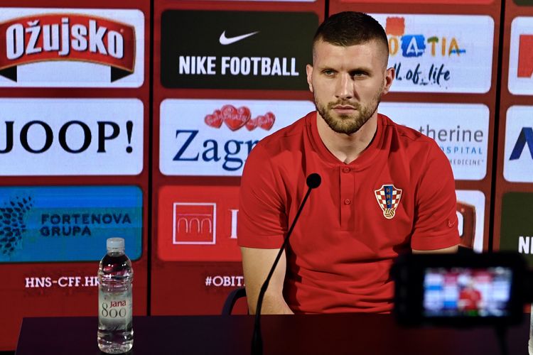 Penyerang Kroasia, Ante Rebic, saat menghadiri sesi konferensi pers tim jelang Euro 2020 di Rovinj, hari Rabu 9 Juni 2020. 