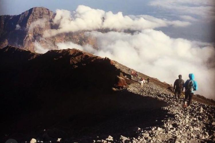 Jalur pendakian di Gunung Rinjani