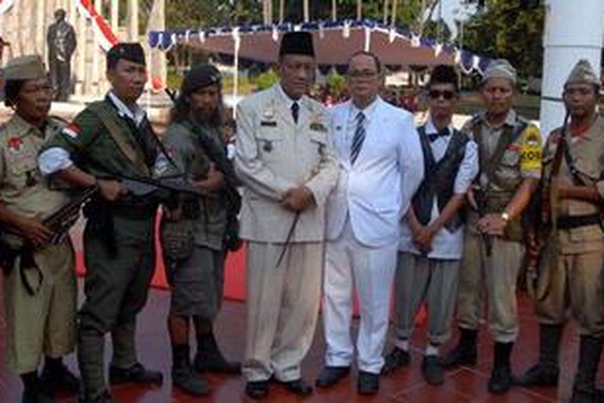 Chandra Meizir dan Iwan Sabara berfoto bersama peserta Napak Tilas Proklamasi yang berpakaian pejuang di Tugu Proklamasi, Jl. Proklamasi, Jakarta Pusat, Selasa (16/8/2011).