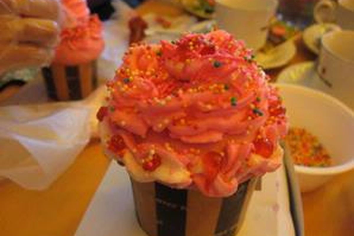Butuh kreativitas dan teknik untuk menghias cup cake agar tampil menarik.