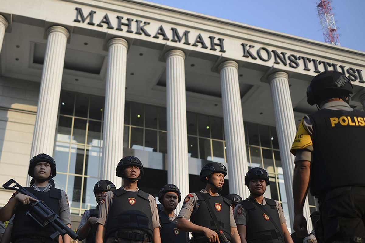 Personel Samapta Polri bersiap melakukan pengamanan di sekitar Gedung Mahkamah Konstitusi (MK), Jakarta, Rabu (26/6/2019). Sebanyak 13.747 personel gabungan TNI-Polri disiagakan jelang putusan sidang Perselisihan Hasil Pemilihan Umum (PHPU) Pilpres 2019 di Mahkamah Konstitusi (MK), Kamis (27/6).