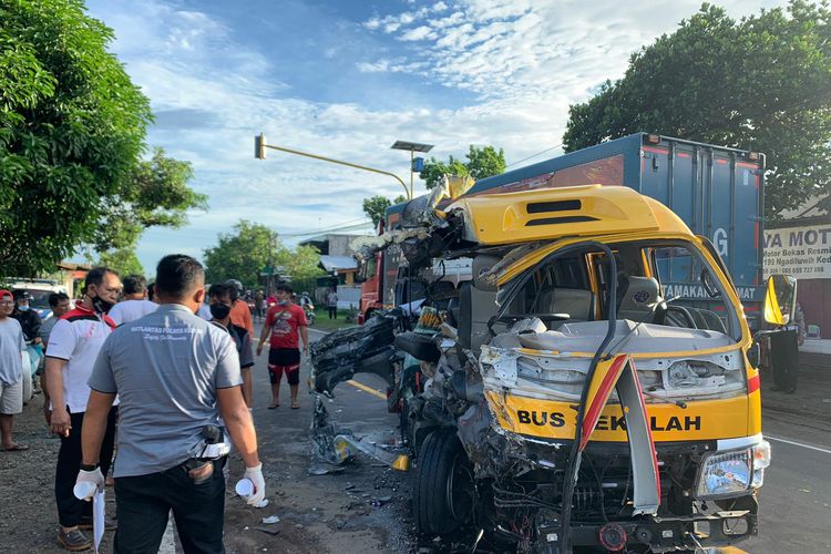 Minibus yang terlibat kecelakaan dengan truk trailer di jalan raya Gampengrejo, Kabupaten Kediri, Jawa Timur, Sabtu (27/11/2021).