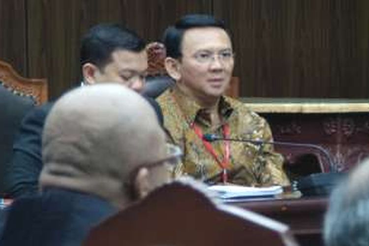 Gubernur DKI Jakarta Basuki Tjahaja Purnama atau Ahok mengikuti sidang uji materi Undang-undang Nomor 10 Tahun 2016 tentang Pilkada, di Gedung Mahkamah Konstitusi, Rabu (19/10/2016).