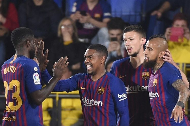Gelandang Barcelona, Malcom (3 dari kanan), berselebrasi bersama rekan-rekannya setelah mencetak gol pada pertandingan Liga Spanyol antara Villarreal vs Barcelona di Stadion La Ceramica pada Selasa (2/4/2019). 