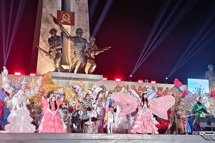 Peserta Palagan Nite Carnival 2025 saat berada di Monumen Palagan Ambarawa, Sabtu (11/20/2025). 