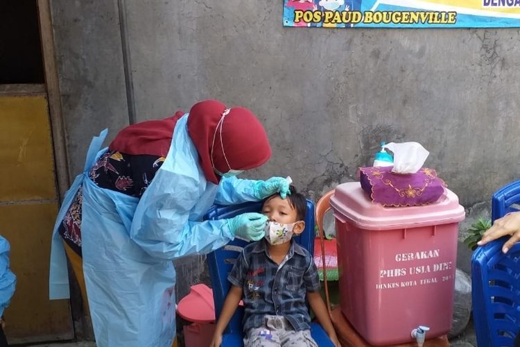 Salah satu siswa TK/PAUD di wilayah Kecamatan Tegal Barat, Kota Tegal, Jawa Tengah menjalani tes usap antigen yang digelar secara acak oleh puskesmas setempat sebelum menggelar PTM terbatas, Jumat (8/10/2021) (Dok. Puskesmas Tegal Barat)