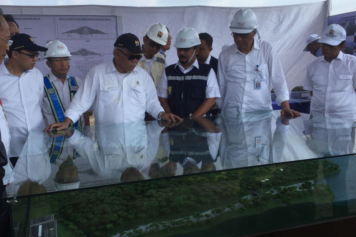 Menteri PUPR Basuki Hadimuljono melihat maket proyek Bendungan Sindangheula di Kabupaten Serang, Banten, Rabu (30/8/2017).