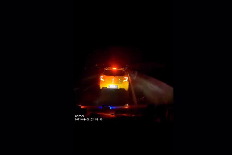 Video viral di media sosial memperlihatkan detik-detik ambulans yang sedang melaju di jalan tol menabrak mobil di depannya karena pindah jalur sembarangan.