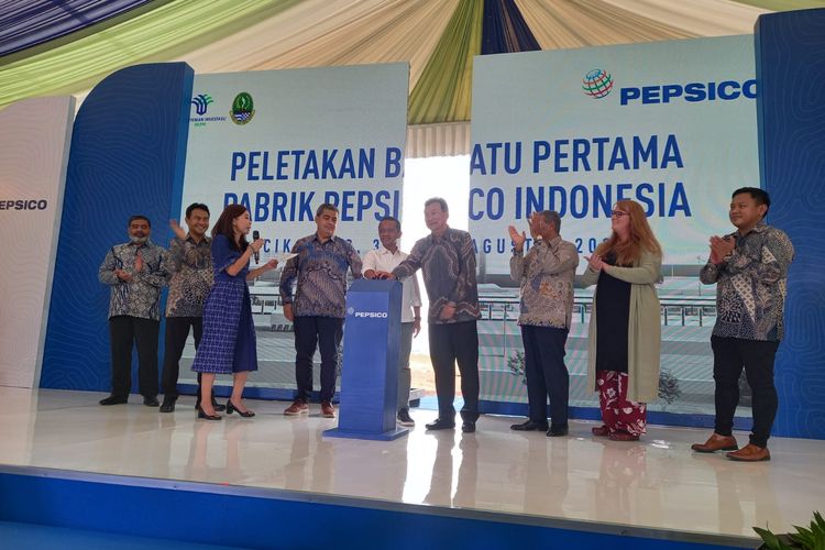 CEO Asia Business Unit PepsiCo Parinya Kitjatanapan atau disapa Eric dan Menteri Investasi/Kepala BKPM Bahlil Lahadalia dalam kata sambutan Peletakan Batu Pertama Pabrik PepsiCo Indonesia di Cikarang, Jawa Barat, Rabu (30/8/2023).