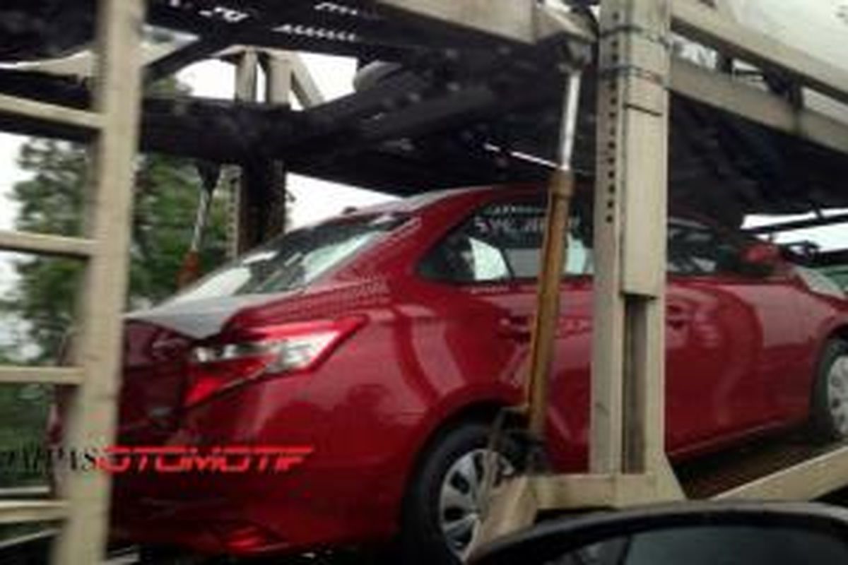 Mobil bertampang Vios dengan label Yaris sedan kepergok digendong di daerah Cilincing, Jakarta Utara (12/3/2014).
