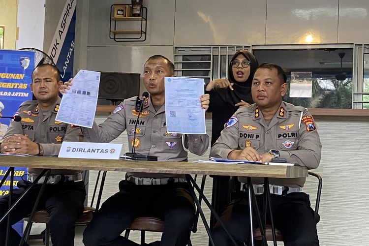 Dirlantas Polda Jatim, Kombes Iwan Saktiadi menunjukkan surat layak jalan bus yang mengalami kecelakaan di Jalur Gunung Bromo Probolinggo, Selasa (16/9/2025).