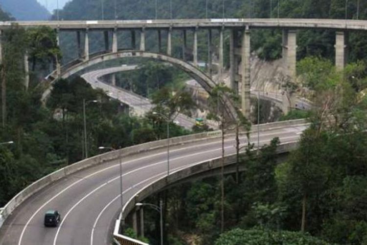 Kelok Sembilan, jalanan meliuk melintasi Bukit Barisan di Sumatera Barat yang memanjang dari utara-selatan Pulau Sumatera. 