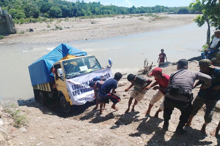 Truk pengangkut logistik pemilu di Kabupaten Kupang, NTT menerobos banjir dan ditarik warga