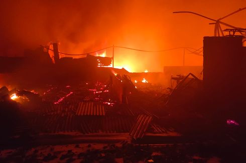 Toko Mebel Terbakar di Pulo Gadung, Api Sambar Limbah B3