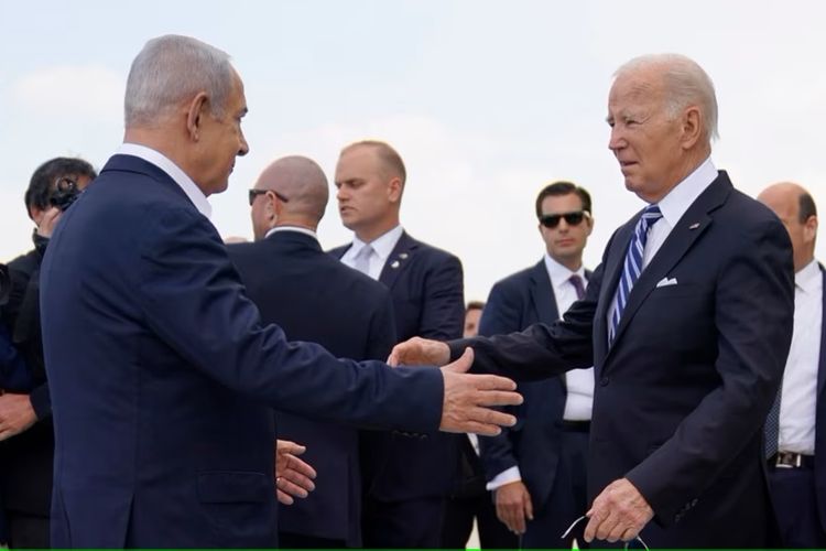 Presiden Amerika Serikat (AS) Joe Biden disambut Perdana Menteri Israel Benjamin Netanyahu saat tiba di Bandara Internasional Ben Gurion, di Tel Aviv, Rabu, 18 Oktober 2023.