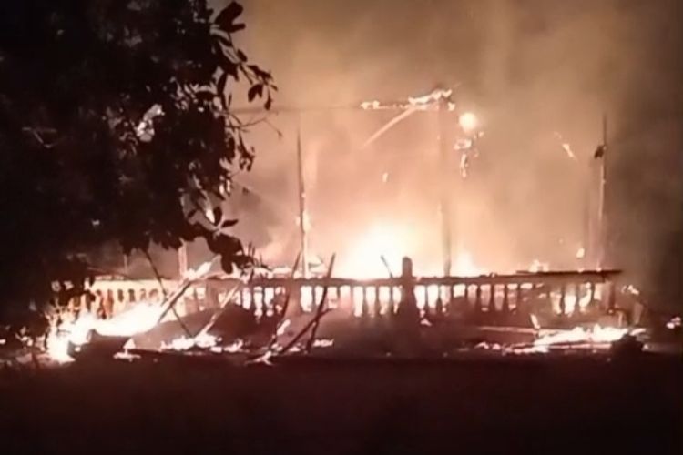 Kesal Tak Diberi Uang, Pemuda di Sampang Mengamuk lalu Bakar Rumahnya Sendiri