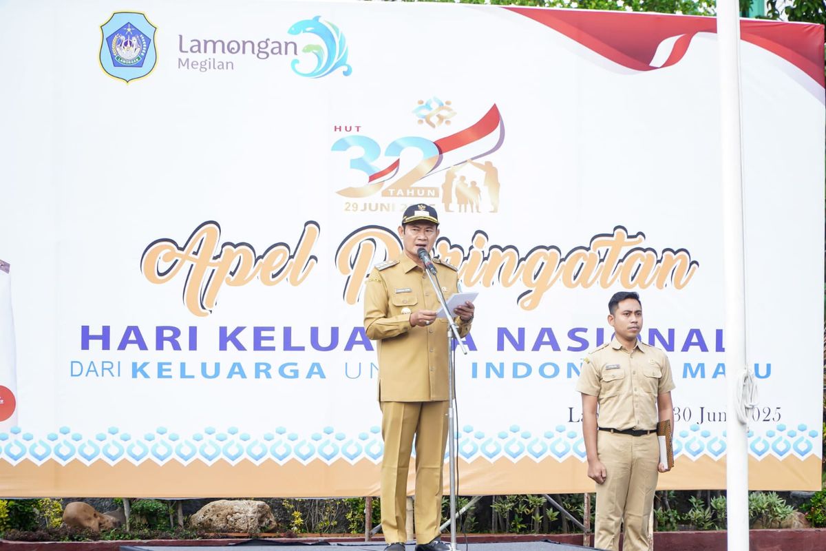 Bupati Lamongan Yuhronur Efendi, saat memimpin upacara di halaman gedung Pemkab Lamongan, Jawa Timur, Senin (30/6/2025).