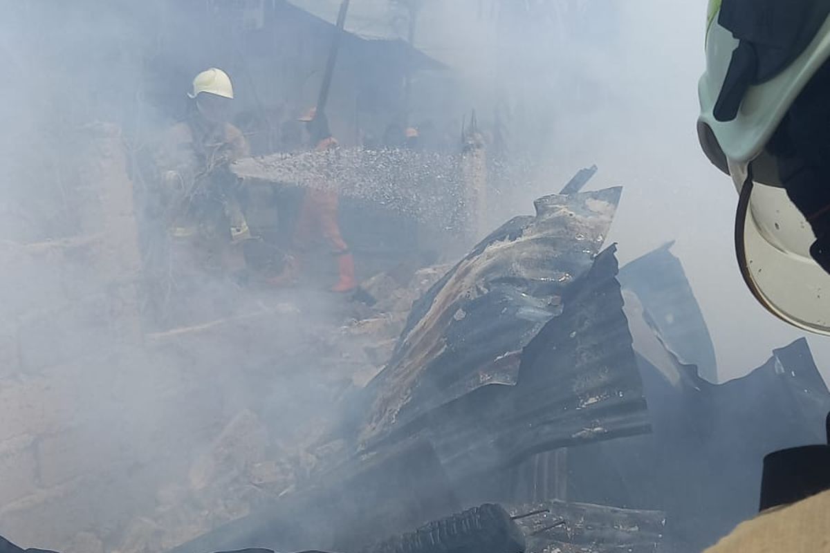 Rumah milik warga berinisial M di Jalan Bina Karya, RT 010 RW 003 Kelurahan Pondok Kelapa, Kecamatan Duren Sawit, Jakarta Timur, terbakar pada Kamis (25/8/2022). Uang tunai senilai Rp 50 juta ikut hangus