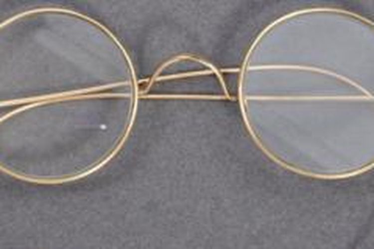 Kacamata yang dipakai oleh Mahatma Gandhi dalam perjalanannya ke Afrika Selatan.  