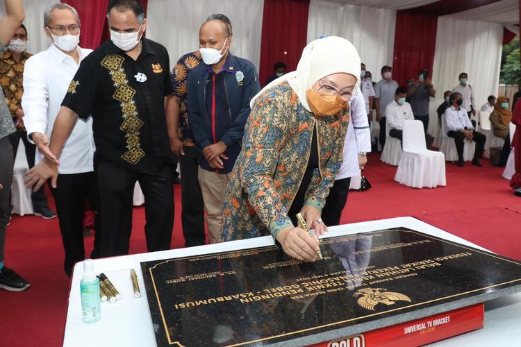 Menteri Ketenagakerjaan (Menaker) Ida Fauziyah saat meresmikan BLK Komunitas SP/SB milik Federasi Serikat Pekerja Panasonic Gobel (FSPPG) K-Sarbumusi di Cijantung, Jakarta Timur, Selasa (4/5/2021).