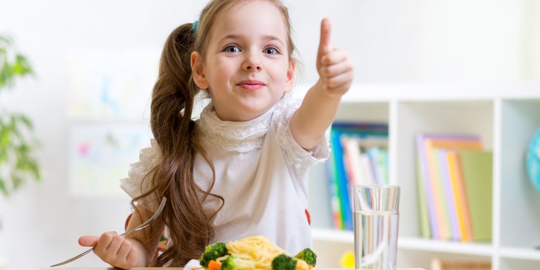 Ilustrasi anak makan sayur. Mengenalkan anak pada sayuran sejak dini.