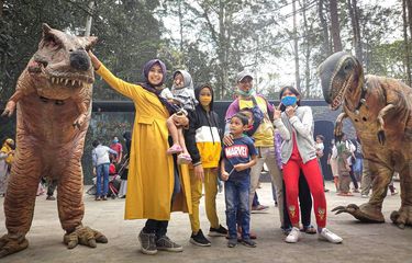Mojosemi Dinosaurus Park, Rumah Dinosaurus di Kaki Gunung Lawu ...