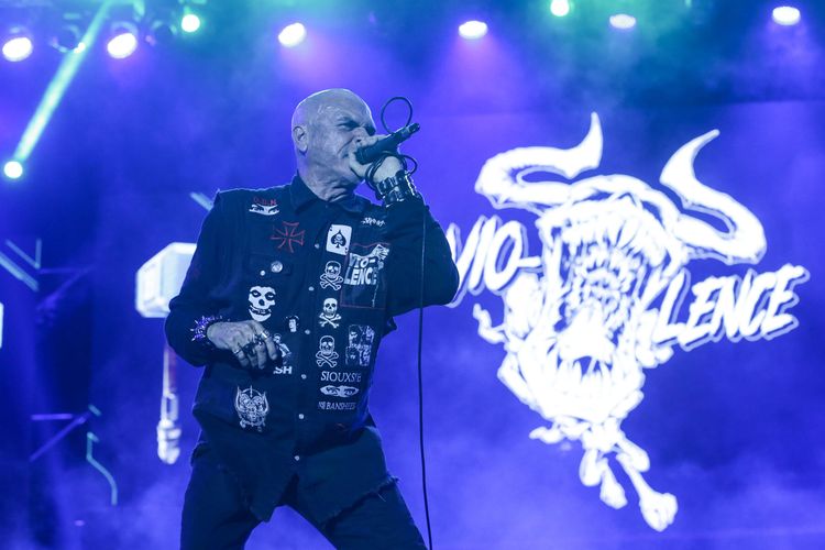 Vokalis band thrash metal asal Amerika, Vio-lence, Sean Killian menggebrak panggung hari pertama Hammersonic Rise of The Empire yang digelar di Pantai Carnaval Ancol, Jakarta Utara, Sabtu (18/3/2023).