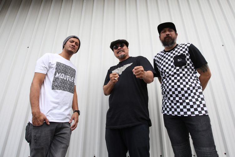 Personel NTRL  Eno Gitara (kiri), Bagus Danardana (tengah), dan Christopher Bollemeyer (kanan) berpose di sela-sela promo album terbaru NTRL di kanrot redaksi Kompas.com, Jakarta, (Senin (28/5/2018). NTRL merilis album terbaru berjudul XXV yang berisi tujuh lagu baru dengan musik modern yang menghimpun eksplorasi riff anyar NTRL dalam kurun tiga tahun terakhir.