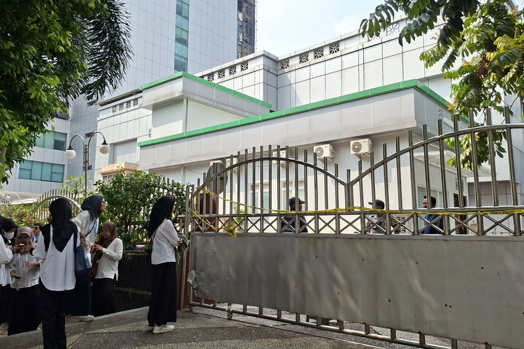 Suasana Gedung Bapenda DKI Usai Kebakaran: Sejumlah ASN Masih Datang ke Kantor