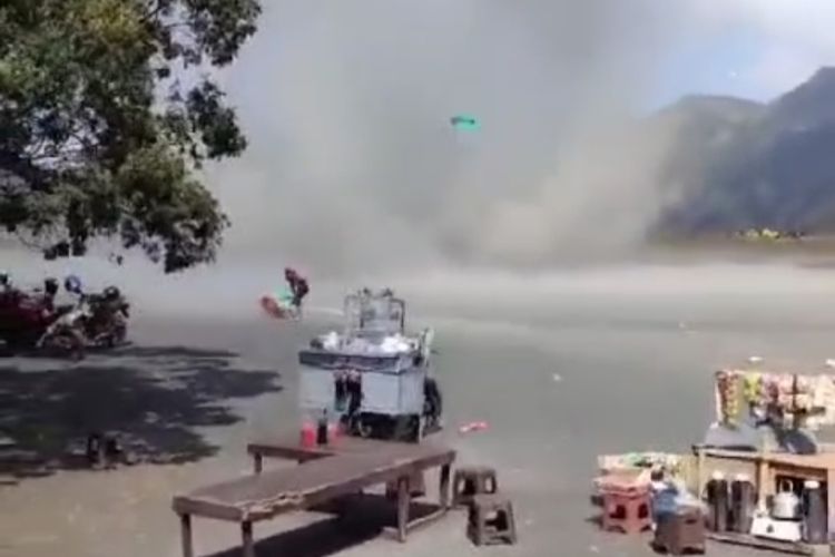 Potongan video yang memperlihatkan fenomena dust devil di di kawasan Gunung Bromo