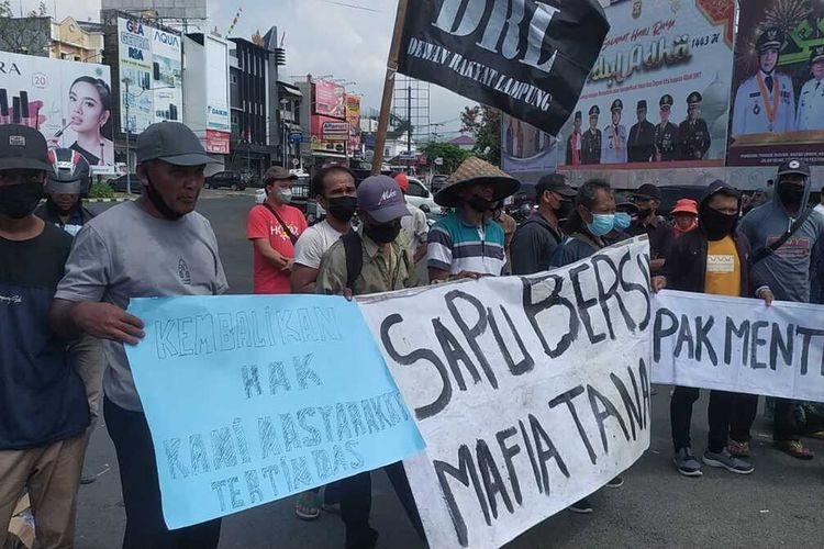 Ratusan warga Desa Malang Sari, Lampung Selatan berdemonstrasi lantaran lahannya tiba-tiba diakui oknum dan bersertifikat, Selasa (19/7/2022).