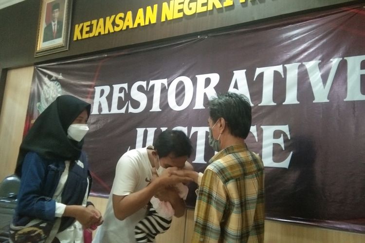 Riwalin Fajri saat menyalami Didi Faridi usai Kejaksaan Negeri Karawang melakukan restorative justice atas perkara penganiayaan yang dilakukannya, Senin (27/12/2021).