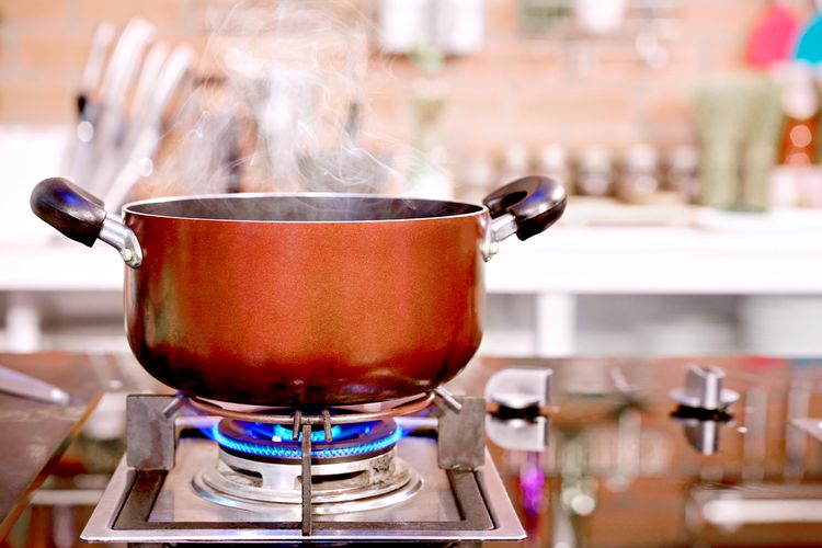 Ilustrasi memasak dan menghangatkan makanan dengan kompor gas. 