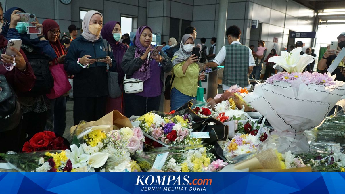 Aksi ini menjadi bentuk penghormatan sekaligus ungkapan belasungkawa untuk 16 korban meninggal dunia dalam kecelakaan KRL dan KA Jarak Jauh.