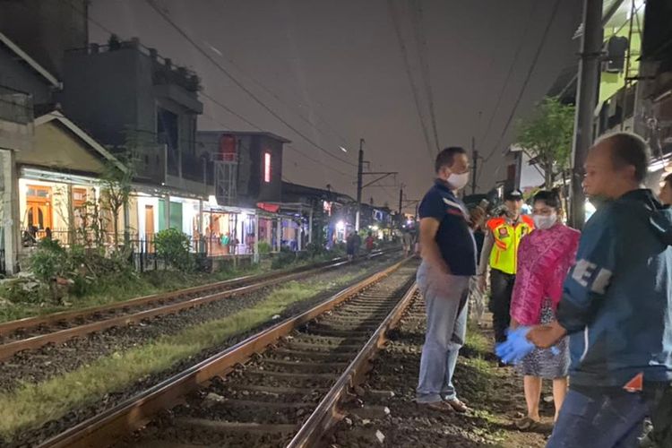 Seorang bocah berinisial D (16) tewas tertabrak kereta api di perlintasan kereta api di kawasan Kampung Peninggaran Timur RT 03 RW 09, Kebayoran Lama Utara, Kebayoran Lama, Jakarta Selatan pada Senin (7/6/2021) pukul 01.30 WIB.