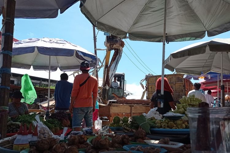 Mobil berat mengangkut puing-puing bangunan Pasar Apung 3 Pasar Mardika Kota Ambon saat penggusuran berpangsung, Rabu (29/5/2024).