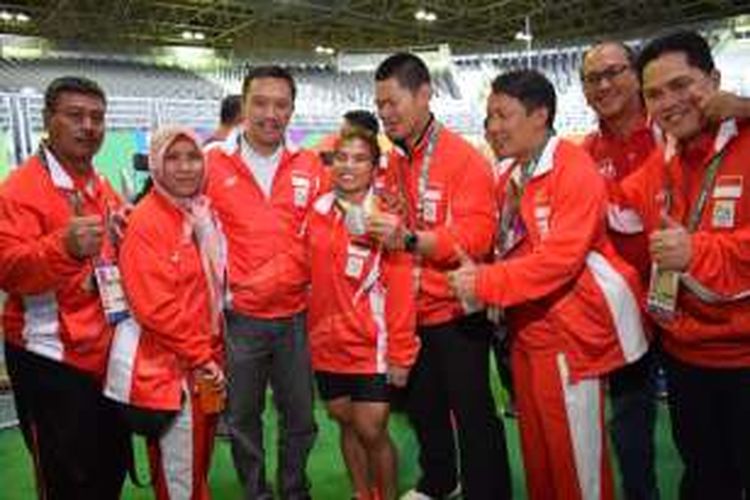 Menpora Imam Nahrawi menyelamati Sri Wahyuni yang mempersembahkan medali pertama bagi Indonesia di Olimpiade Rio 2016, Sabtu (6/8/2016). 