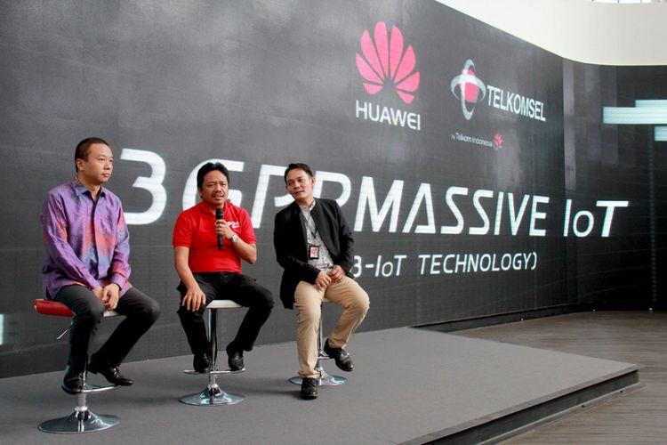 Direktur Network Telkomsel Sukardi Silalahi (tengah), Director of Wireless Network Solution, Huawei Indonesia Li Fei (kiri), dan Vice President Next Generation Network Taskforce Telkomsel Ivan C. Permana (kanan), saat uji coba teknologi 3GPP Massive IoT dan teknologi FDD Massive MIMO di Telkomsel Smart Office (TSO).