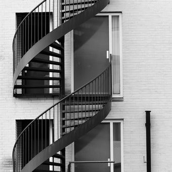 Ilustrasi tangga spiral, tangga putar. 