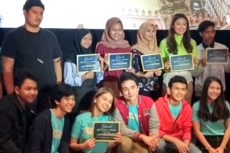 Rebecca Klopper dan Jerome Kurnia (bawah) berfoto dengan para 11 finalis lomba vlog dan pemeran film Senior lainnya di Kemang Village, Senin (11/11/2019)