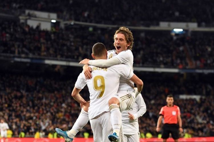 Luka Modric berselebrasi seusai mencetak gol untuk timnya pada laga Real Madrid vs Real Sociedad yang berakhir dengan skor 3-1 pada pekan ke-13 Liga Spanyol, 23 November 2019.