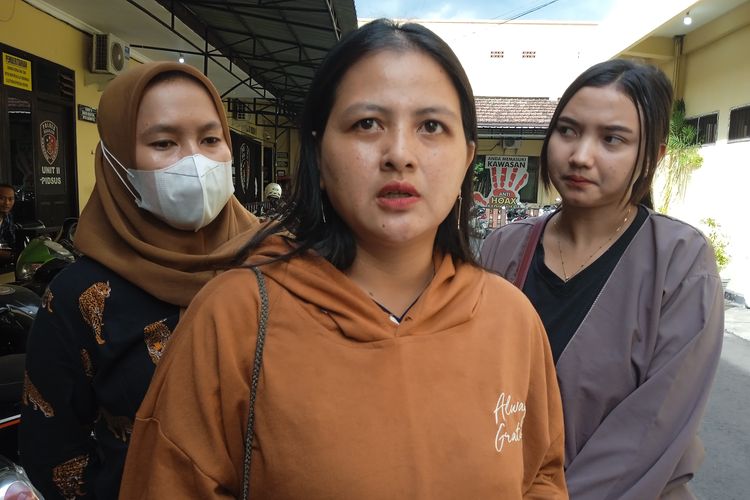 Indah Ayu Rahayu (tengah), Gustina Putri (kanan), dan Mila (kiri) saat memberikan keterangan ke media, Senin (9/12/2024)
